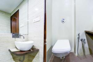 Ένα μπάνιο στο Townhouse Oak Ahmedabad Junction