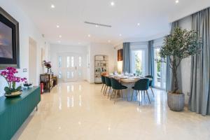 Un comedor y una sala de estar con mesa y sillas. en Villa Verde, en Pollensa