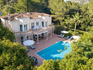 Una vista aérea de una villa con piscina. en Villa Verde, en Pollensa