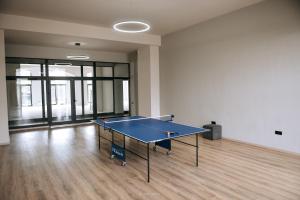 Stolní tenis v ubytování Forest Apartments Hotel nebo okolí