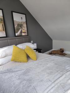 Ένα ή περισσότερα κρεβάτια σε δωμάτιο στο Quiet Loft Room