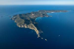 una vista aérea de una isla en el agua en HOTEL JARDINS DE PORQUEROLLES, en Porquerolles 9 fotos más