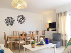 a dining room and living room with a table and chairs at Apartamento JB - Dona Ana in Lagos