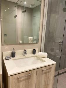 Et badeværelse på Menlyn Maine Luxury Apartment