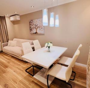a living room with a table and a couch at Apartament Zdrojowy Wieniec Zdrój in Włocławek