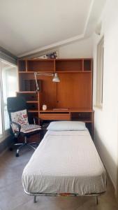Un dormitorio con una cama, un escritorio y una silla. en Costa Degli Eucalipti, en Gaeta 3 fotos más