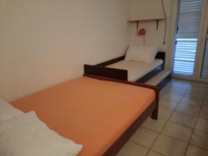 Postel nebo postele na pokoji v ubytování Apartments Mia Pag