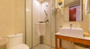 GreenTree Inn Xuzhou High Speed Railway Zhangqian Square Business Hotel的一间浴室