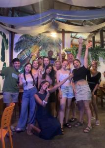 Eine Gruppe von Leuten, die sich für ein Foto auf einer Party posieren in der Unterkunft Chill Out Hostel in Boracay