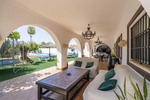 ein Wohnzimmer mit Sofa und Tisch in der Unterkunft Casa Rural La Perla in Paradas