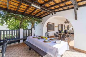 ein Esszimmer mit Tisch und Stühlen in der Unterkunft Casa Rural La Perla in Paradas