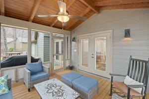 Posezení v ubytování Home Sweet Gnome - Wooded serenity in Big Canoe + 35 fotografií