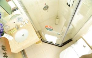 Ένα μπάνιο στο GreenTree Inn LangFang YanJiao Tianyang Plaza Express Hotel +17 φωτογραφίες