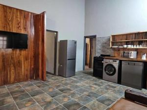 una cocina con refrigerador y lavadora y secadora en Papagaai 2409, en Marloth Park 8 fotos más