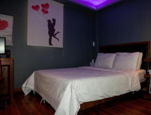 a bedroom with a bed with hearts on the wall at Nidonado Motel in Seoul