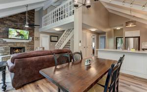 Χώρος καθιστικού στο Villa on 9 - Fireside Sips Golf Views Exclusive Extras in Big Canoe