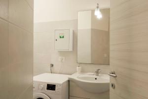 Ένα μπάνιο στο Appartamento 4 posti letto, vicino al centro e al mare, con terrazza, aria condizionata, parcheggio privato e wifi +15 φωτογραφίες