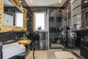 グダニスクにあるBaltic Villaのバスルーム(洗面台、鏡付)