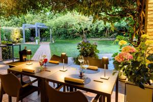 a table set up for a meal in a garden at Moscatello & Mulinër Design Agri Relais in Pozzolengo