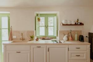 Cucina o angolo cottura di Podere La Gualda Vecchia alloggi di charme immersi nel Giardino Emozionale outdoor SPA