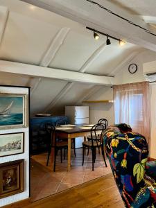 a dining room with a table and chairs at Apartmani Zora in Cres