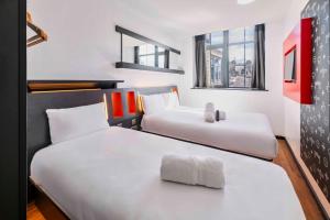 Giường trong phòng chung tại easyHotel Newcastle
