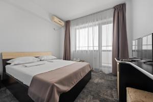 En eller flere senge i et værelse på Hotel Coral