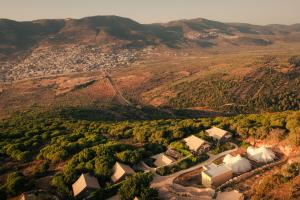 KammonRom Farm by Glow - חוות רום的享有山脉村庄的空中景致