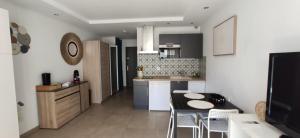 a kitchen with a table and chairs in a room at Studio à 2 minutes de la plage in La Grande-Motte +23 photos