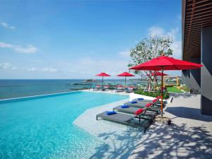 สระว่ายน้ำที่อยู่ใกล้ ๆ หรือใน Novotel Marina Sriracha