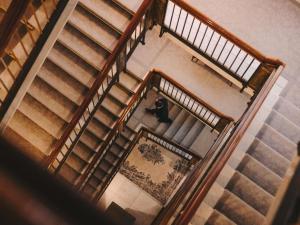 an overhead view of a person walking down stairs at Fairmont Hotel Vier Jahreszeiten in Hamburg