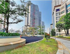 ジャカルタにあるStylish 3BR Rasuna Apt with Pool, Gym,Wi-Fi, Netflixの高層ビルが立ち並ぶ都心の遊び場
