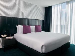 Postel nebo postele na pokoji v ubytování Movenpick Hotel Melbourne On Spencer