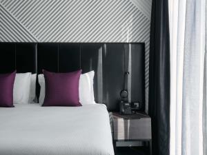 Postel nebo postele na pokoji v ubytování Movenpick Hotel Melbourne On Spencer