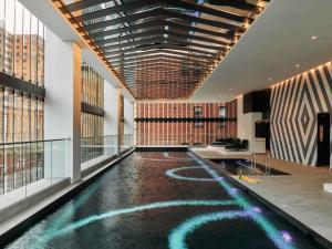 Bazén v ubytování Movenpick Hotel Melbourne On Spencer nebo v jeho okolí