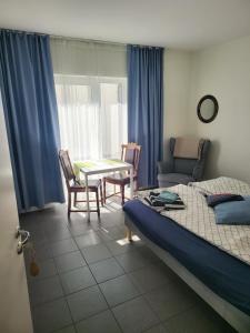 Postel nebo postele na pokoji v ubytování Strandhuset i Abbekås