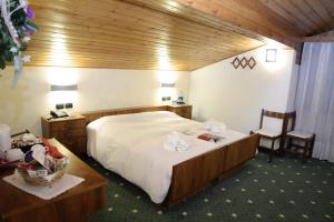A bed or beds in a room at Hotel Stella Alpina