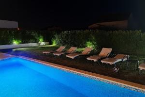 Bazén v ubytování Luxury Villa Sheley with private heated pool-Split nebo v jeho okolí
