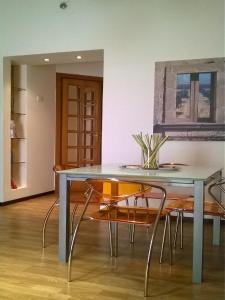 a dining room with a table and some chairs at Casa Vacanze A Pennichella in Canicattini Bagni