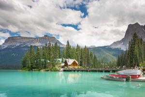 Gallery image of Emerald Lake Lodge in Field