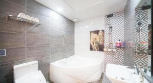 Bilik mandi di SH Hotel