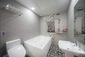 Bilik mandi di SH Hotel