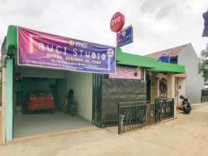a music studio with a stop sign and a garage at Hotel O Nakula Sadewa in Areman