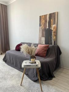 - une chambre avec un lit et une table devant dans l'établissement Двухкомнатная квартира в ЖК Green Plaza, à Aktau