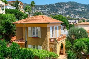 una casa con techo de tejas naranjas en una colina en Villa Mi Rancho Vue mer - Wifi, Parking, Jardin, en Villefranche-sur-Mer