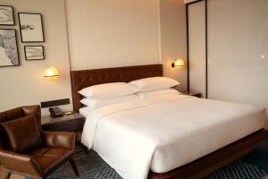 Rúm í herbergi á Four Points by Sheraton Rizhao