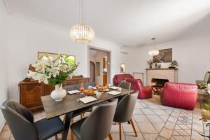 Un comedor y una sala de estar con mesa y sillas. en Villa Mi Rancho Vue mer - Wifi, Parking, Jardin, en Villefranche-sur-Mer 15 fotos más