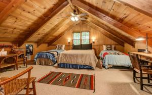 1 Schlafzimmer mit 2 Betten im Dachgeschoss in der Unterkunft Plummer Lodge - Relax on the porch at this luxury Big Canoe getaway in Jasper