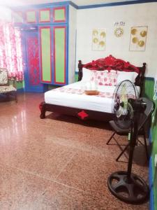 Letto o letti in una camera di Sang Yoo Mountain View Tagaytay Bed and Breakfast - Taal Lake View