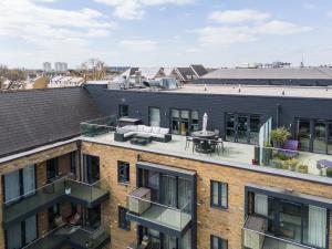 アイルワースにあるSerenity by the Water 3-Bed London 2x parking spaceの屋上デッキとパティオのあるアパート